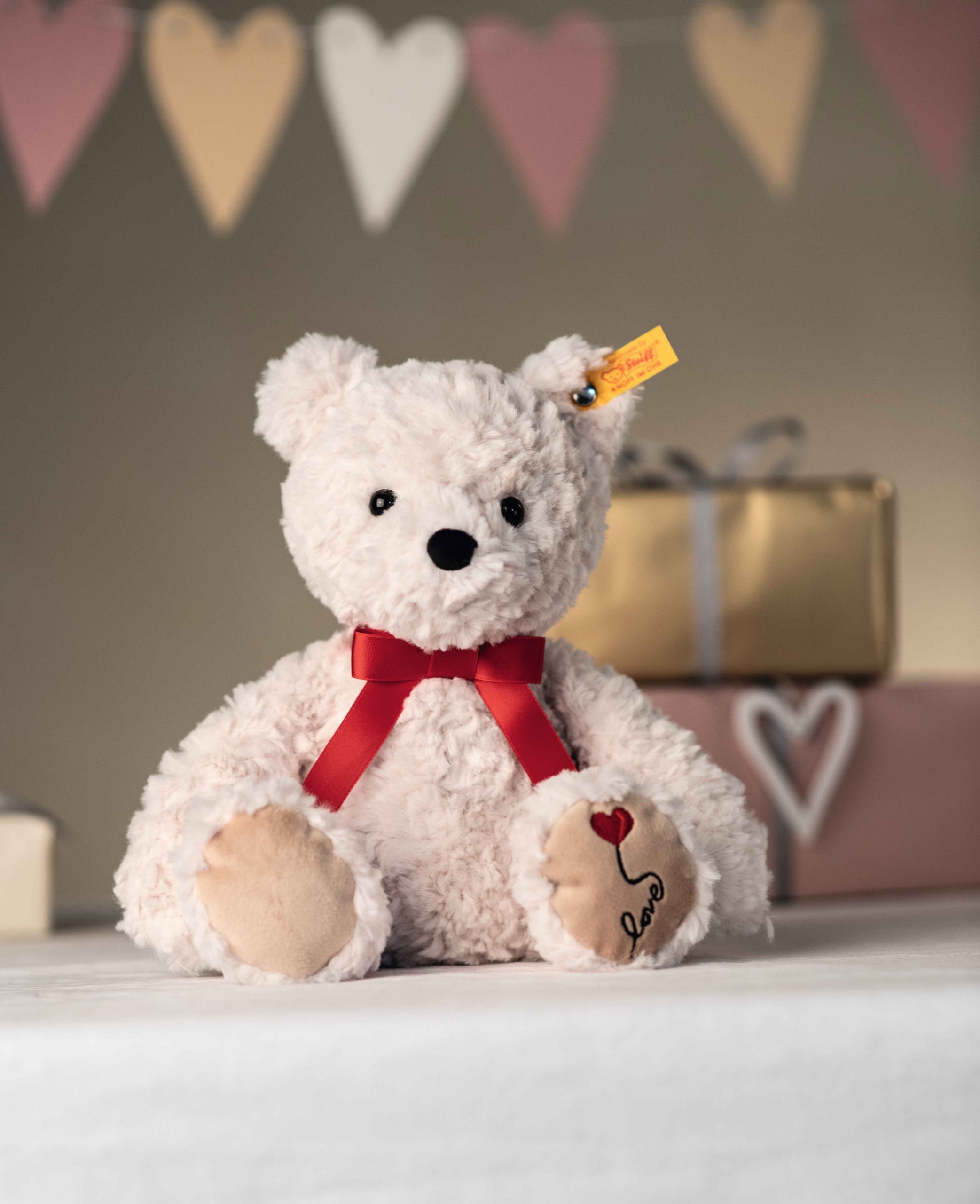 Steiff Love teddy bear - send a cuddly